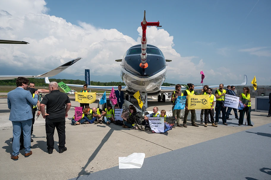 Aktion verschiedener Aktivist:innen am Flughafen von Genf, 23. Mai 2023.