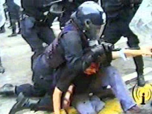 Polizeigewalt in Genua während des G8 Gipfels