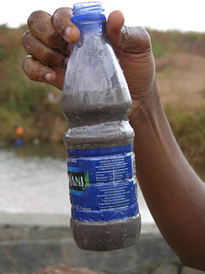 Entnahme von Wasserproben aus dem Luilu-Fluss.