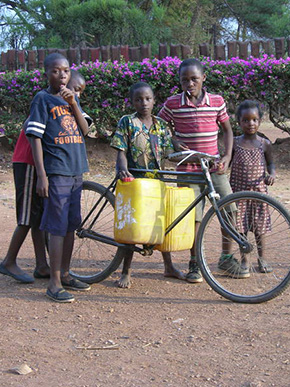 Für Wasser müssen die Kinder von Musonoi nun längere Wege in Kauf nehmen.