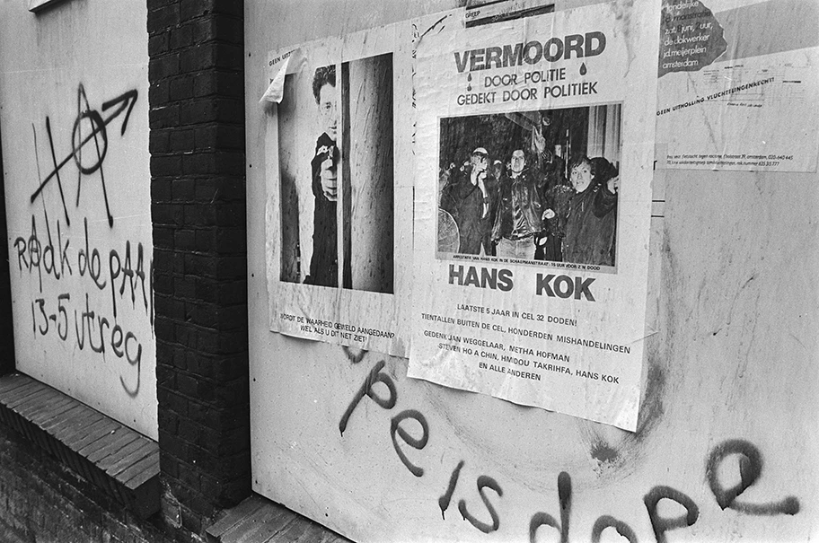 Plakat nach dem Tod des Punk-Bassisten Hans Kok in Amsterdam, November 1985.