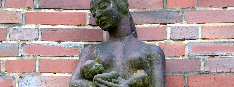 Detail der TerrakottaPlastik ’Hebamme mit Säugling’ über dem Eingang der 193031 errichteten geburtshilflichen Klinik mit Hebammenlehranstalt.