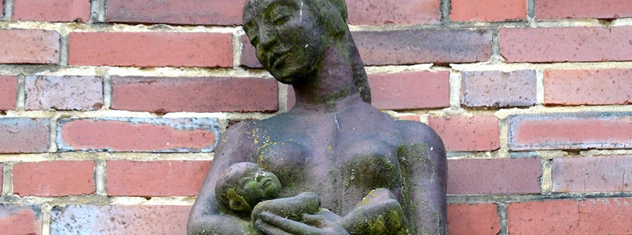 Detail der Terrakotta-Plastik 'Hebamme mit Säugling' über dem Eingang der 1930-31 errichteten geburtshilflichen Klinik mit Hebammenlehranstalt.