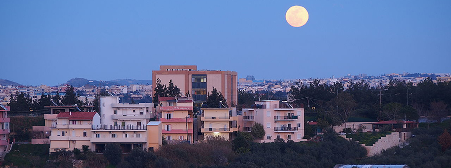Vollmond auf Kreta über der griechischen Stadt Heraklion.