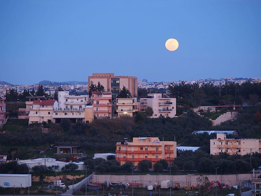 Vollmond auf Kreta über der griechischen Stadt Heraklion.