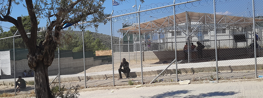 Das Lager Moria auf Lesbos wurde zum Hotspot umfunktioniert. Seitdem warten die Geflüchteten hier auf ihr Asylverfahren - einige bereits seit Monaten.