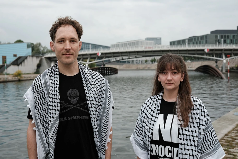 Arya (l.) und Emma, Unterstützer*innen der Neuen Generation, segeln mit der Global Sumud Flotilla nach Gaza.