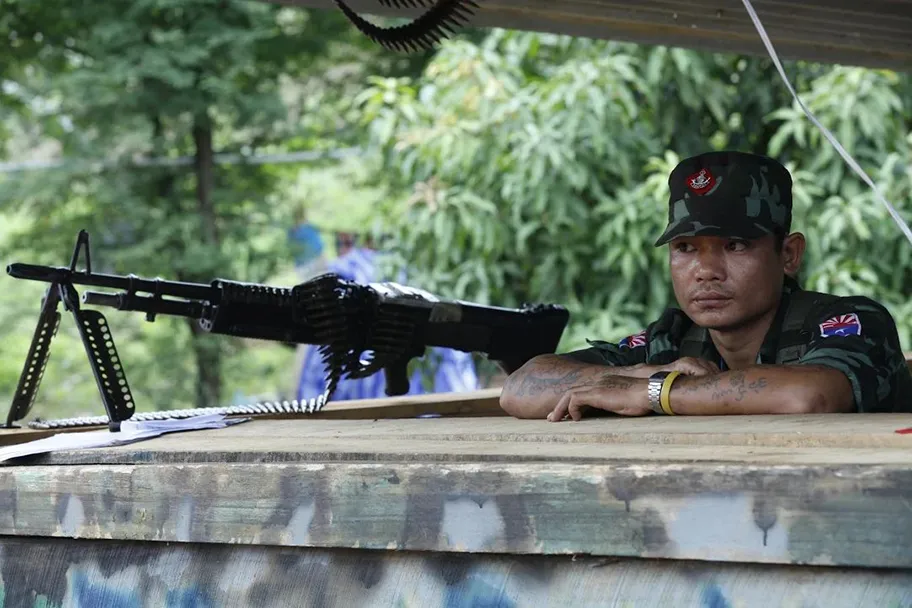 Soldat der Karen National Union Army (KNU) an der Grenze von Myanmar zu Thailand.