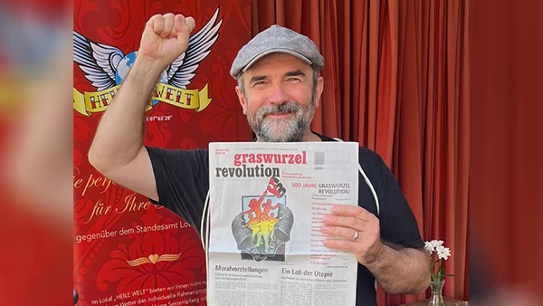 Graswurzelrevolution-Redakteur Bernd Drücke mit der 500. Ausgabe.