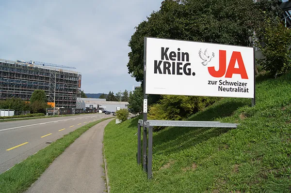 Werbung der rechtskonservativen SVP zu der von ihr lancierten Neutralitätsinitiative.
