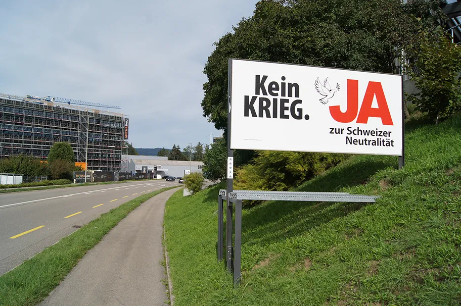 Werbung der rechtskonservativen SVP zu der von ihr lancierten Neutralitätsinitiative.