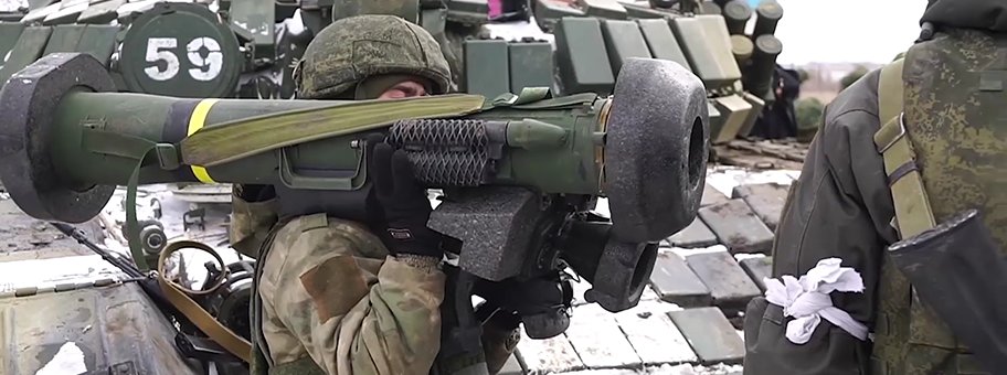 Russischer Soldat mit einer erbeuteten ukrainischen Javelin (Panzerabwehrfaust) aus US-Produktion, März 2022.