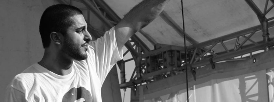 Der HipHopAktivist Kaveh aus Berlin auf der Bühne.
