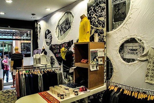 Selbstverwalteter Kleiderladen von Kazova Tekstil in Istanbul.