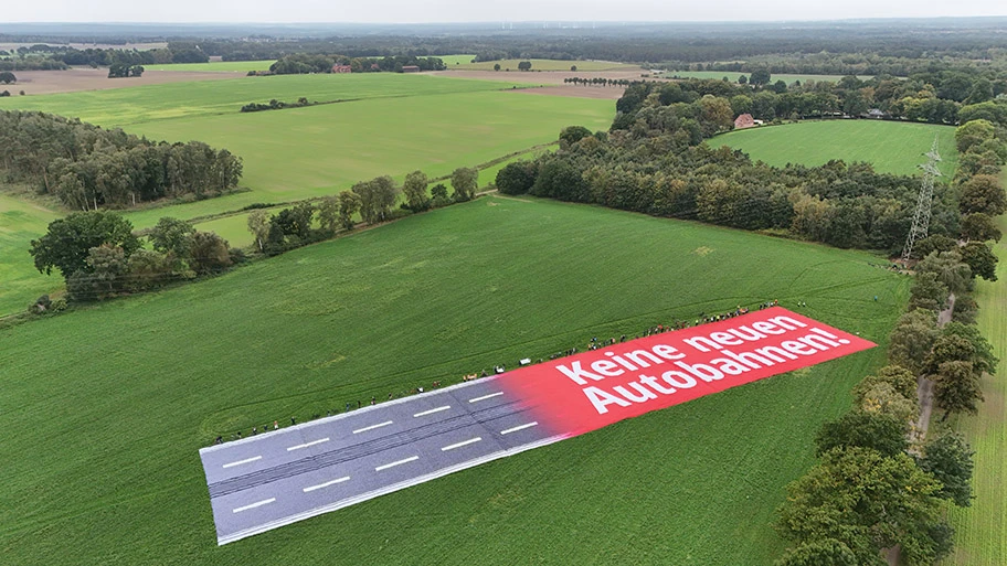 Riesenbanner gegen neue Autobahnen in Lüneburg-Hagen.