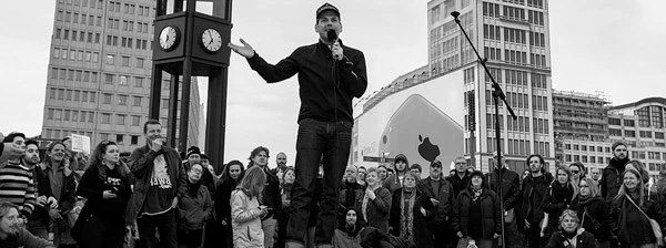 Ken Jebsen am Potsdamer Platz. Im Netz kommen seine Videos regelmässig auf über 100.000 Klicks.