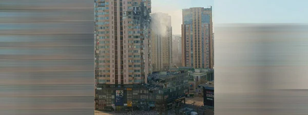 Wohnblock in Kiew, Walerij Lobanowskyj Avenue, 6-A nach dem Beschuss mit einer Rakete während des russischen Überfalls auf die Ukraine 2022.