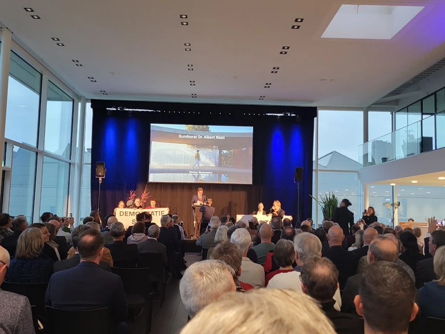 Bundesrat Albert Rösti während seines Auftritts im Autohaus “Hutter Dynamics” in Schaffhausen, 14. November 2025.