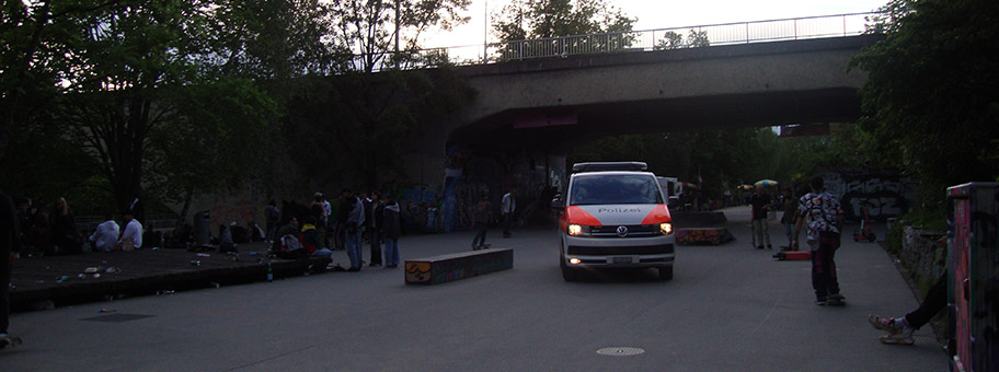 Party-Szene unter der Kornhausbrücke in Zürich, Mai 2021.