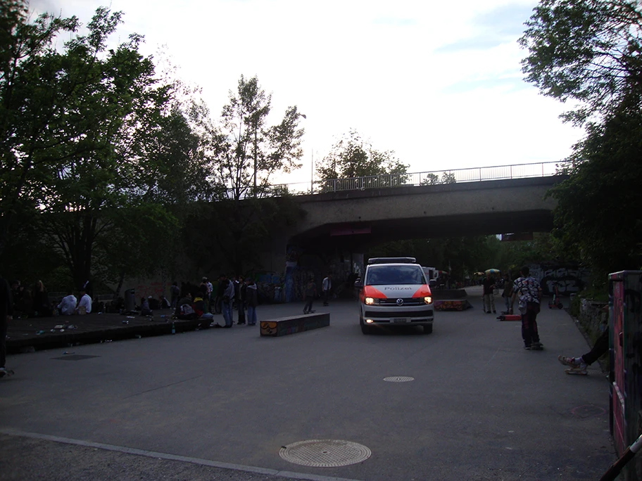 Party-Szene unter der Kornhausbrücke in Zürich, Mai 2021.