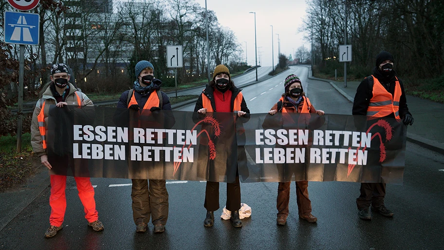 Unterstützer:innen der Letzten Generation bei der allerersten Strassenblockade am 24. Januar 2022.