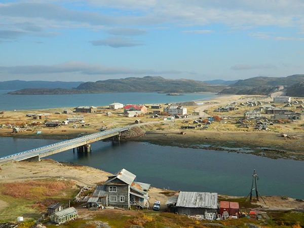 Der Dreh- und Angelpunkt des Films - das Haus am unteren Bildrand in einer kleinen Bucht an der Barentssee in Russland.