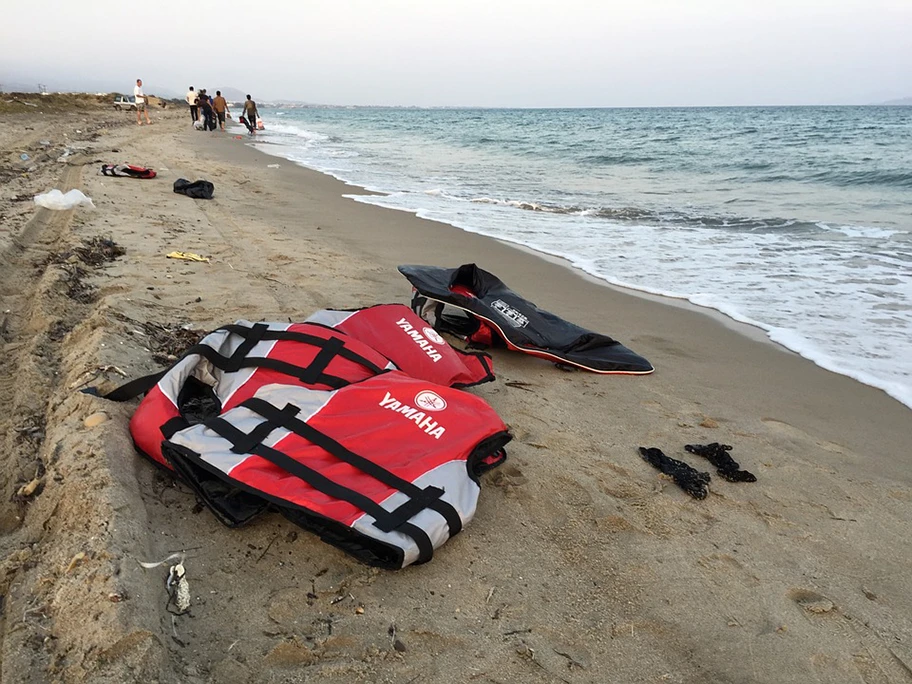 Weggeworfene Schwimmwesten an einem Strand in Griechenland.