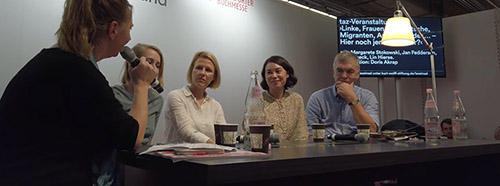 Die deutsche Schriftstellerin Lin Hierse (zweite von rechts) an der Frankfurter Buchmesse 2019.