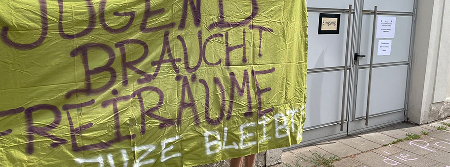 Ptotest des «Recht auf Stadt Bündnis Lüneburg» vor dem Jugendhilfeausschuuss gegen die Schliessung des Jugendzentrum Stadtmitte in der Katzenstrasse.