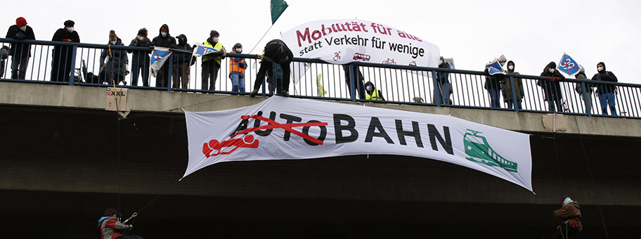 Abseilaktion über der A39 bei Lüneburg , 3. April 2022.