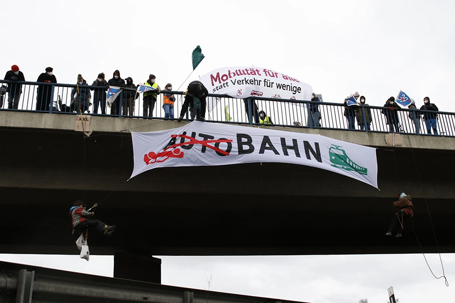 Abseilaktion über der A39 bei Lüneburg , 3. April 2022.