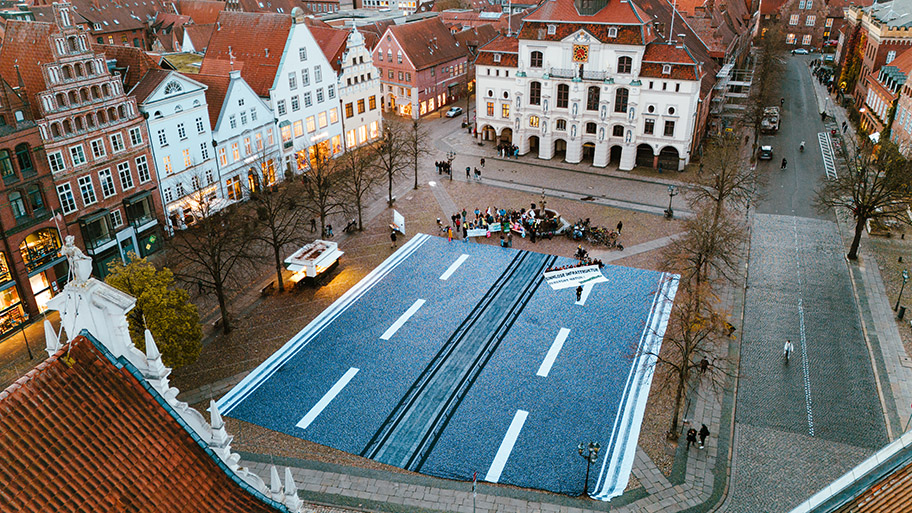 Aktion für eine Verkehrswende vor dem Rathaus in Lüneburg am 7. November 2023.
