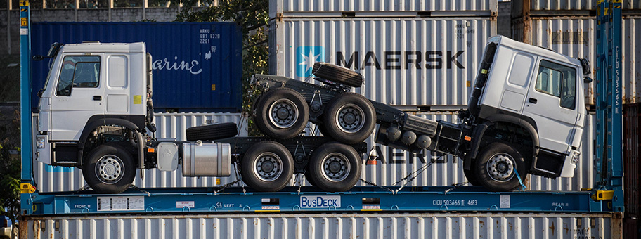 Eine weitere ContainerLadung kommt in einem Hafen von Tansania an.