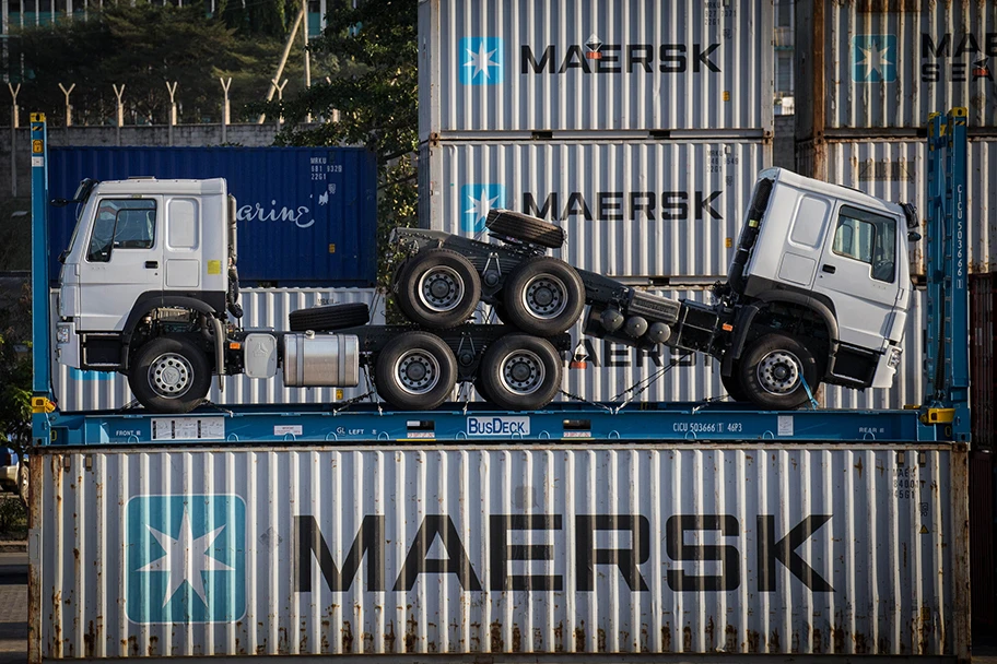 Eine weitere Container-Ladung kommt in einem Hafen von Tansania an.