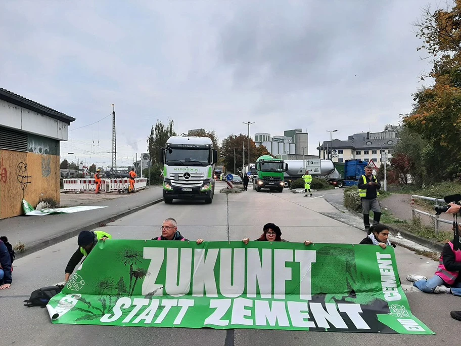 Blockade vor dem Zementwerk Mainz-Weisenau, 17. Oktober 2025.