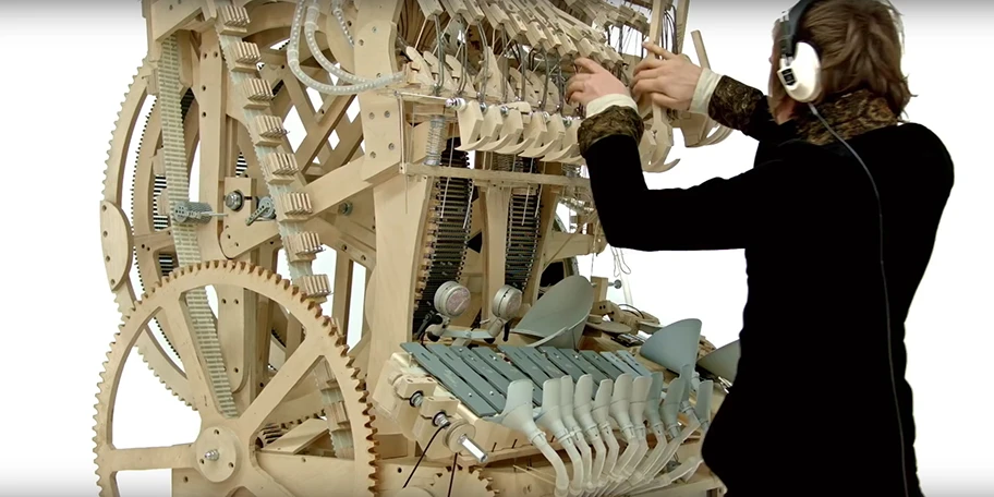 Die Marble Machine mit seinen 200 Murmeln des jungen Schweden Wintergatan.