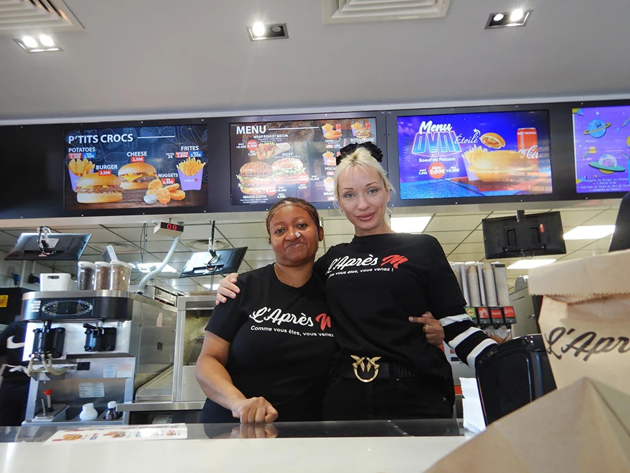 Anlia und Masha im McDonald's von Marseille.