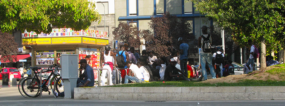Migranten auf dem Bahnhofsplatz von Mailand, August 2017.