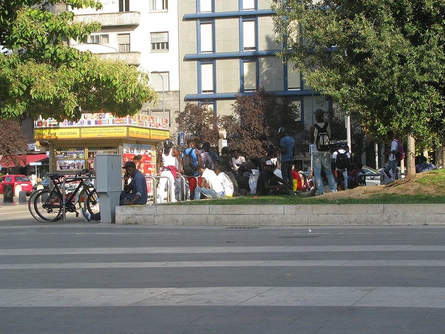 Migranten auf dem Bahnhofsplatz von Mailand, August 2017.