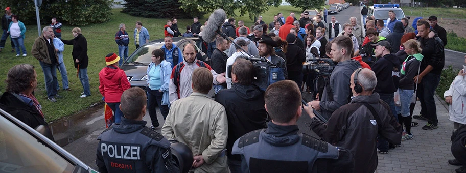 Bürgermob in Freital (Sachsen) und Gegendemo zum Schutz der Asylsuchendenunterkunft am 23. Juni 2015.