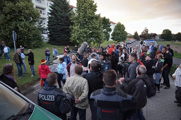 Bürgermob in Freital (Sachsen) und Gegendemo zum Schutz der Asylsuchendenunterkunft am 23. Juni 2015.