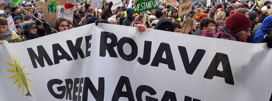 Make Rojava Green Again-Banner an den Fridays For Future-Protesten.