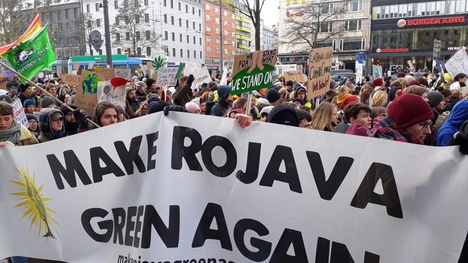 Make Rojava Green Again-Banner an den Fridays For Future-Protesten.