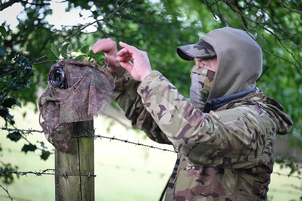 Der Aktivist Karl Garside auf dem Feld während einer verdeckten Ermittlung.