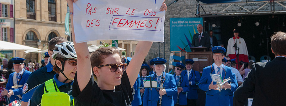 Protestaktion des Streikkollektivs während des Auftritts von Bundesrat Alain Berset in Yverdon-les-Bains.