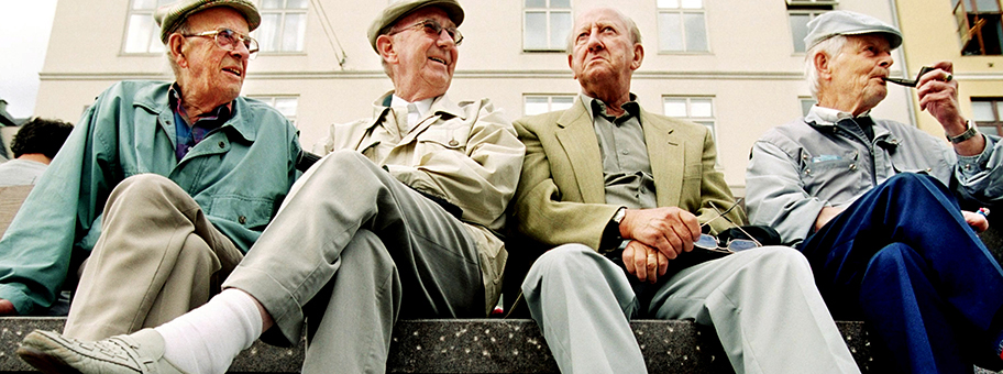 Pensionäre auf einer Bank.