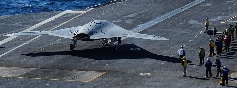 Eine Northrop Grumman X-47B Drohne auf dem Flugzeugträger USS Theodore Roosevelt, November 2013.
