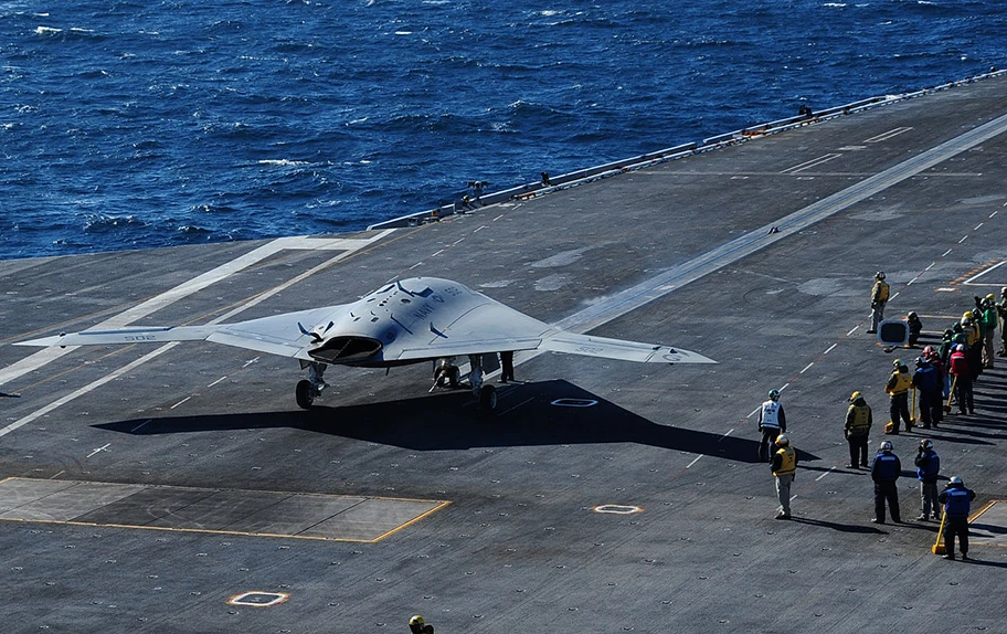 Eine Northrop Grumman X-47B Drohne auf dem Flugzeugträger USS Theodore Roosevelt, November 2013.