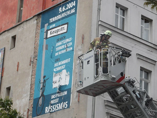 Plakat in Berlin-Kreuzberg, auf dem an den Nagelbombenanschlag am 9. Juni 2004 in der Kölner Keupstrasse erinnert wurde.
