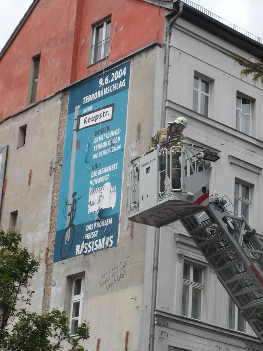 Plakat in Berlin-Kreuzberg, auf dem an den Nagelbombenanschlag am 9. Juni 2004 in der Kölner Keupstrasse erinnert wurde.